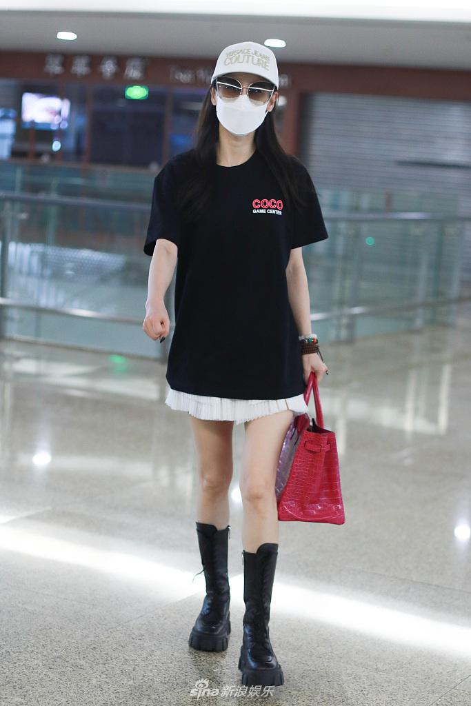 黄圣依穿黑T搭小白裙清新减龄 一双美腿又白又直超抢镜