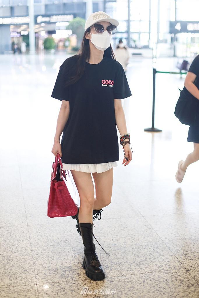 黄圣依穿黑T搭小白裙清新减龄 一双美腿又白又直超抢镜