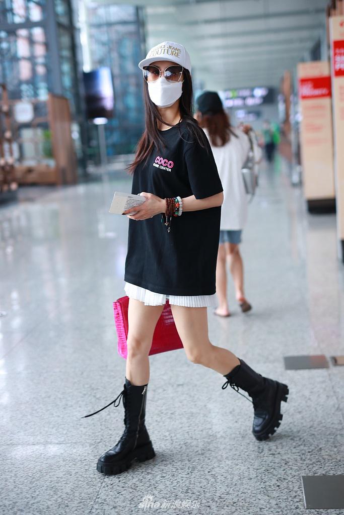 黄圣依穿黑T搭小白裙清新减龄 一双美腿又白又直超抢镜