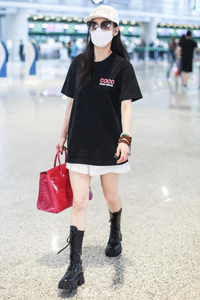 黄圣依穿黑T搭小白裙清新减龄 一双美腿又白又直超抢镜