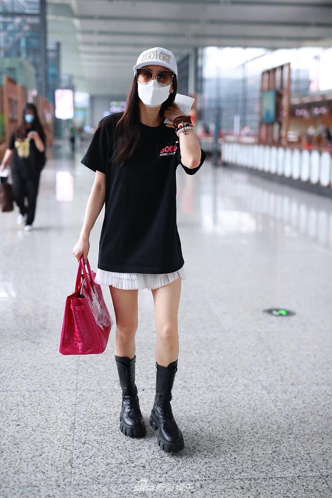 黄圣依穿黑T搭小白裙清新减龄 一双美腿又白又直超抢镜