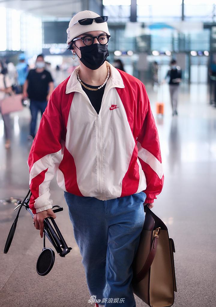 马伯骞反季戴毛线帽拗造型 手拿话筒获粉丝跟拍大步快走