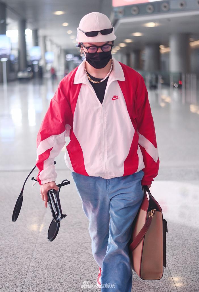 马伯骞反季戴毛线帽拗造型 手拿话筒获粉丝跟拍大步快走