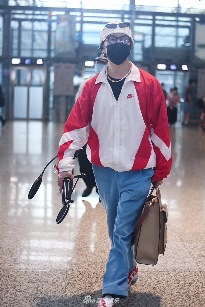 马伯骞反季戴毛线帽拗造型 手拿话筒获粉丝跟拍大步快走