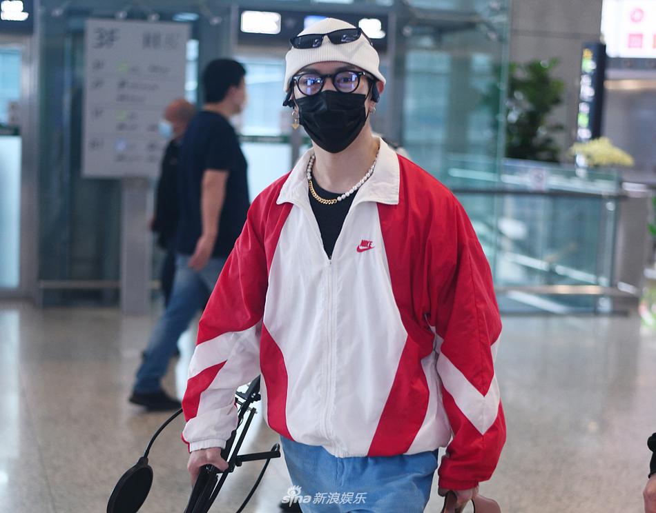 马伯骞反季戴毛线帽拗造型 手拿话筒获粉丝跟拍大步快走