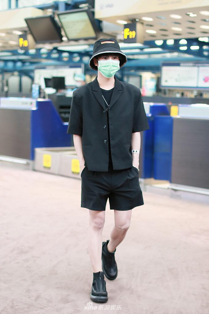 郑繁星穿黑色短裤套装造型帅气 插兜走路带风气场在线