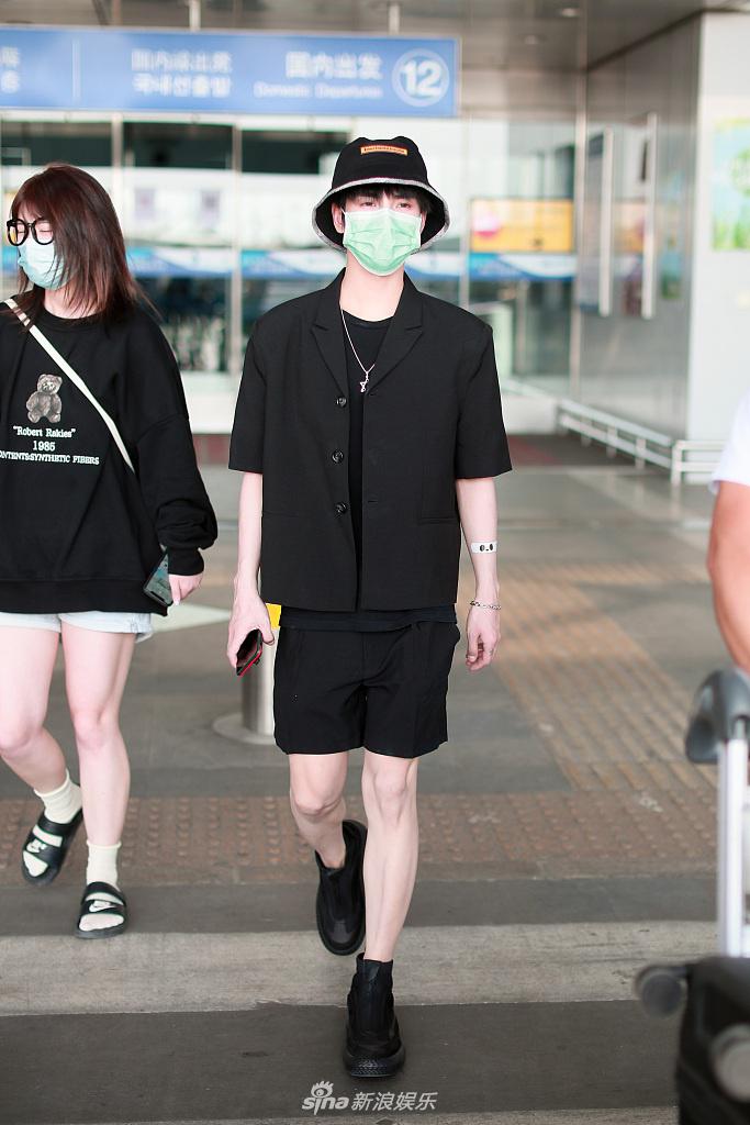 郑繁星穿黑色短裤套装造型帅气 插兜走路带风气场在线