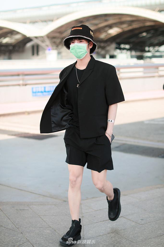郑繁星穿黑色短裤套装造型帅气 插兜走路带风气场在线