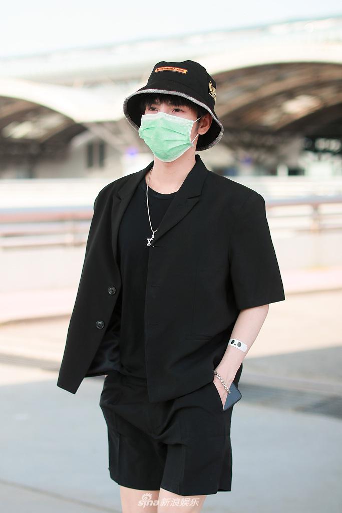 郑繁星穿黑色短裤套装造型帅气 插兜走路带风气场在线