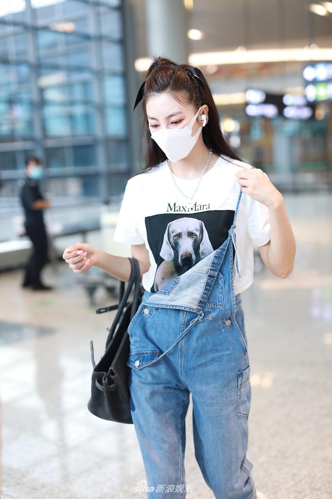 张雨绮与张含韵结伴赶路 背带裤半穿减龄可爱