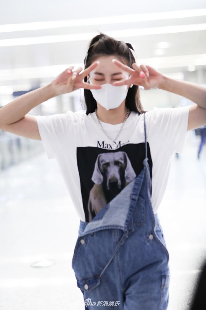 张雨绮与张含韵结伴赶路 背带裤半穿减龄可爱