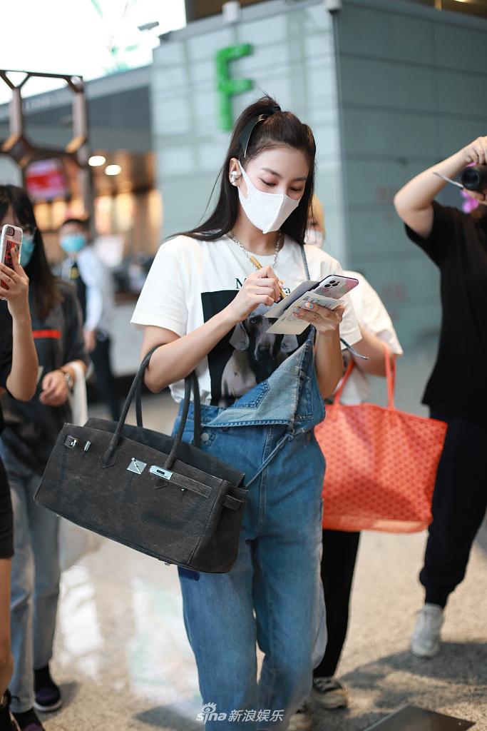 张雨绮与张含韵结伴赶路 背带裤半穿减龄可爱