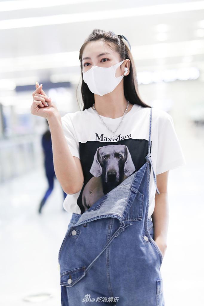 张雨绮与张含韵结伴赶路 背带裤半穿减龄可爱