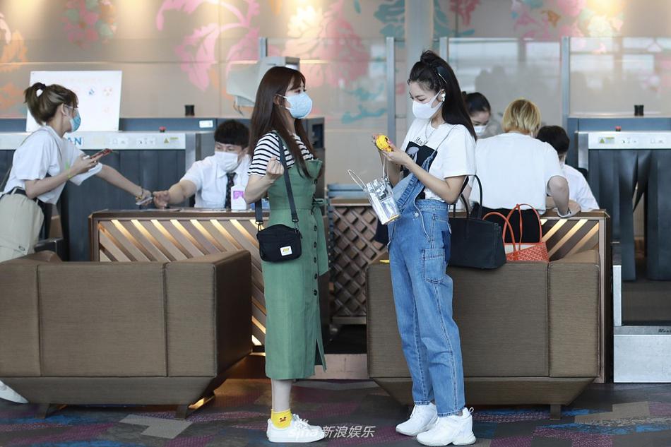 张雨绮与张含韵结伴赶路 背带裤半穿减龄可爱