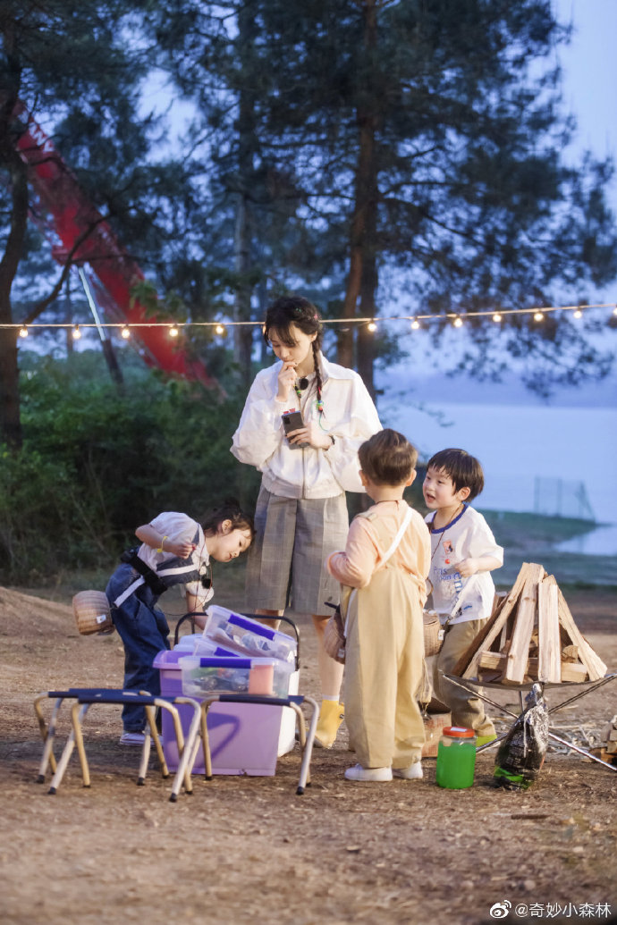 郑爽梳双马尾活力俏皮 头戴草帽接地气