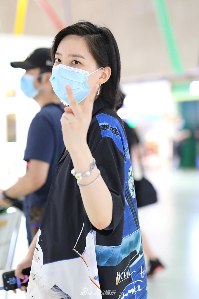 吴昕穿背带裙减龄似校花 与李斯丹妮穿姐妹装边走边聊