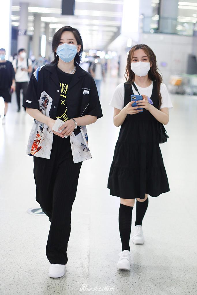 吴昕穿背带裙减龄似校花 与李斯丹妮穿姐妹装边走边聊