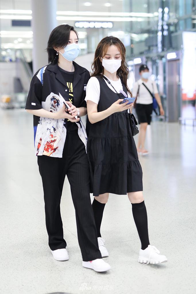 吴昕穿背带裙减龄似校花 与李斯丹妮穿姐妹装边走边聊