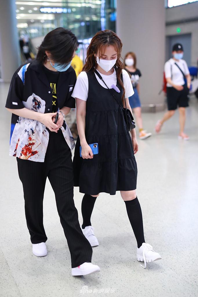 吴昕穿背带裙减龄似校花 与李斯丹妮穿姐妹装边走边聊