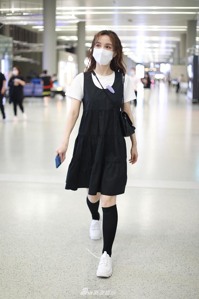 吴昕穿背带裙减龄似校花 与李斯丹妮穿姐妹装边走边聊