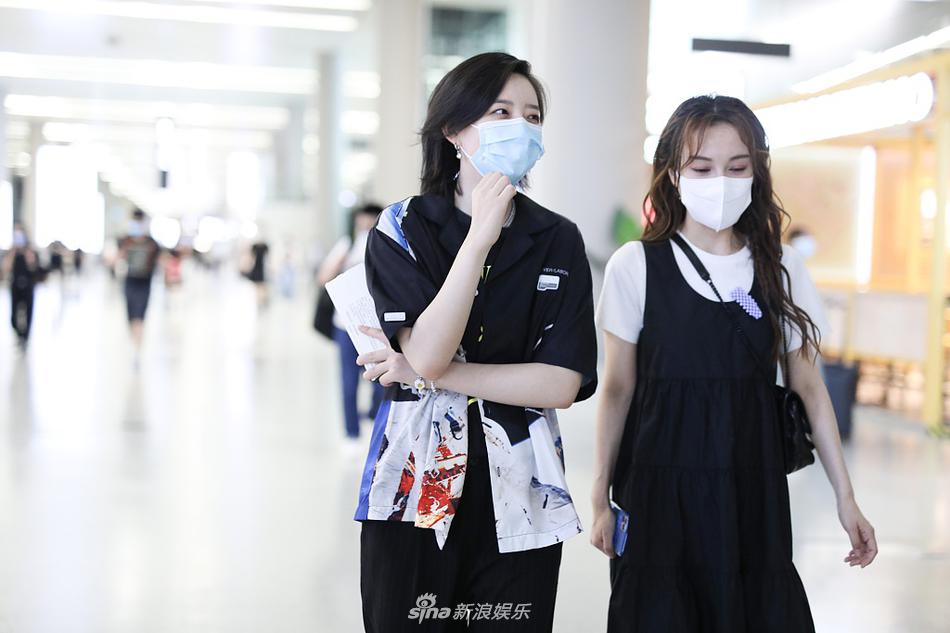 吴昕穿背带裙减龄似校花 与李斯丹妮穿姐妹装边走边聊