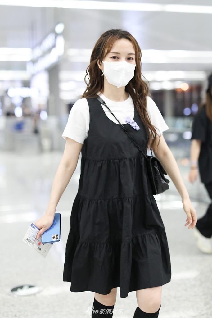 吴昕穿背带裙减龄似校花 与李斯丹妮穿姐妹装边走边聊