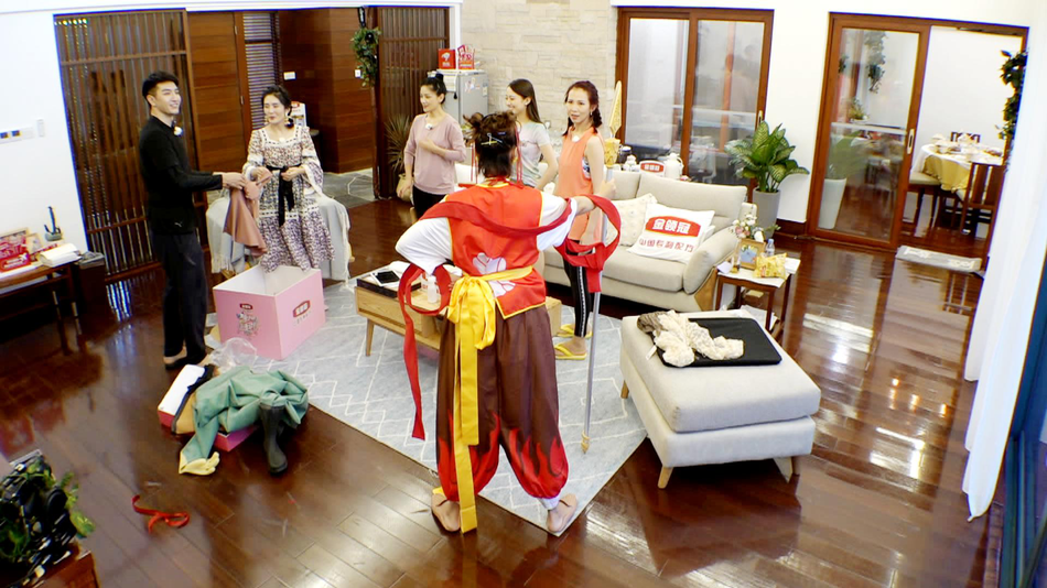 张歆艺哪吒造型竟是泳衣 袁弘挑选理由搞笑甜蜜