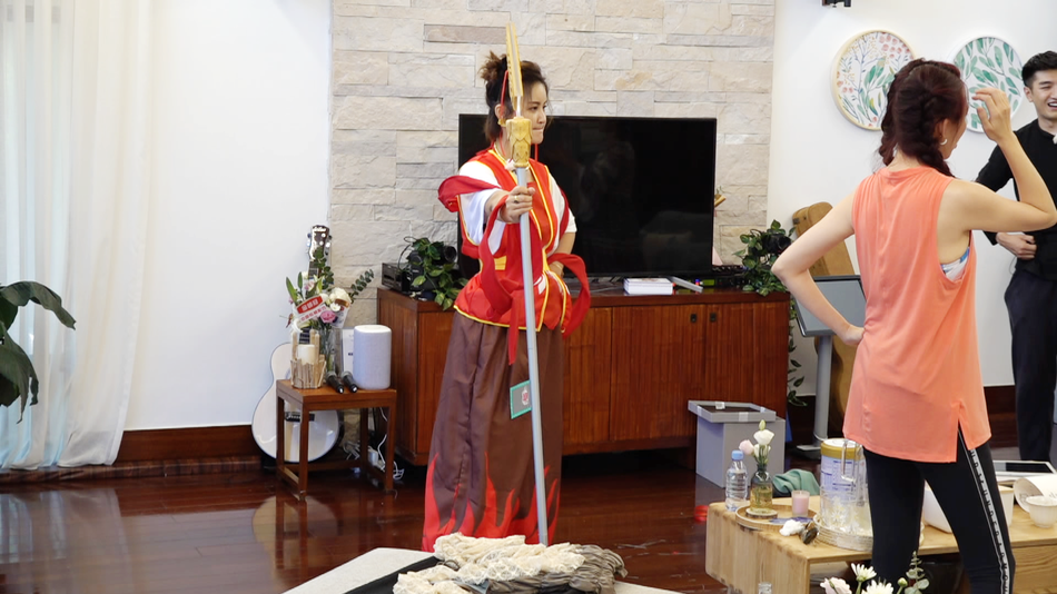 张歆艺哪吒造型竟是泳衣 袁弘挑选理由搞笑甜蜜