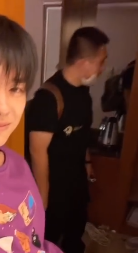 易烊千玺偷拍助理 被发现后假装自拍超可爱