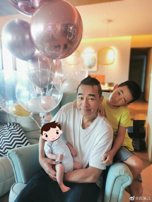 陈小春怀抱小儿子满脸笑意 Jasper对镜wink超搞怪