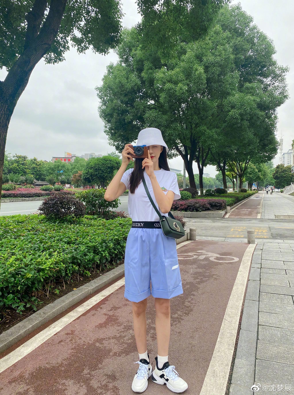 沈梦辰不爱化妆爱拍照 白T穿出青春靓丽感