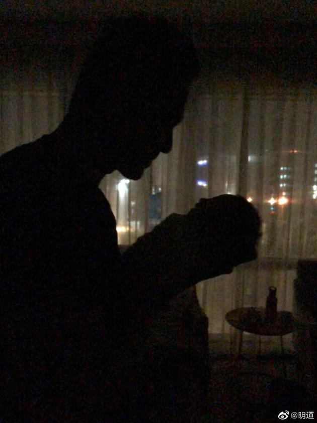 明道晒哄孩子的光影照：体会到做父母的不容易