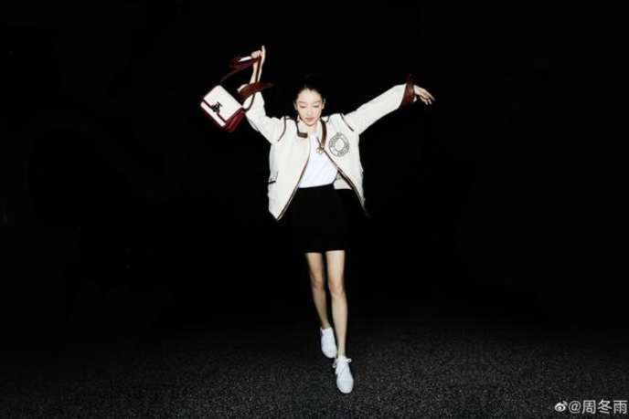 周冬雨晒张开双臂凹造型近照 邀请网友看图猜成语