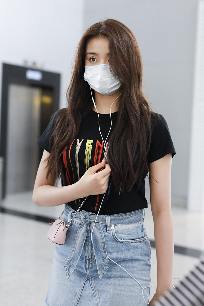 金子涵长发披肩气质温柔 背mini粉包可爱别致