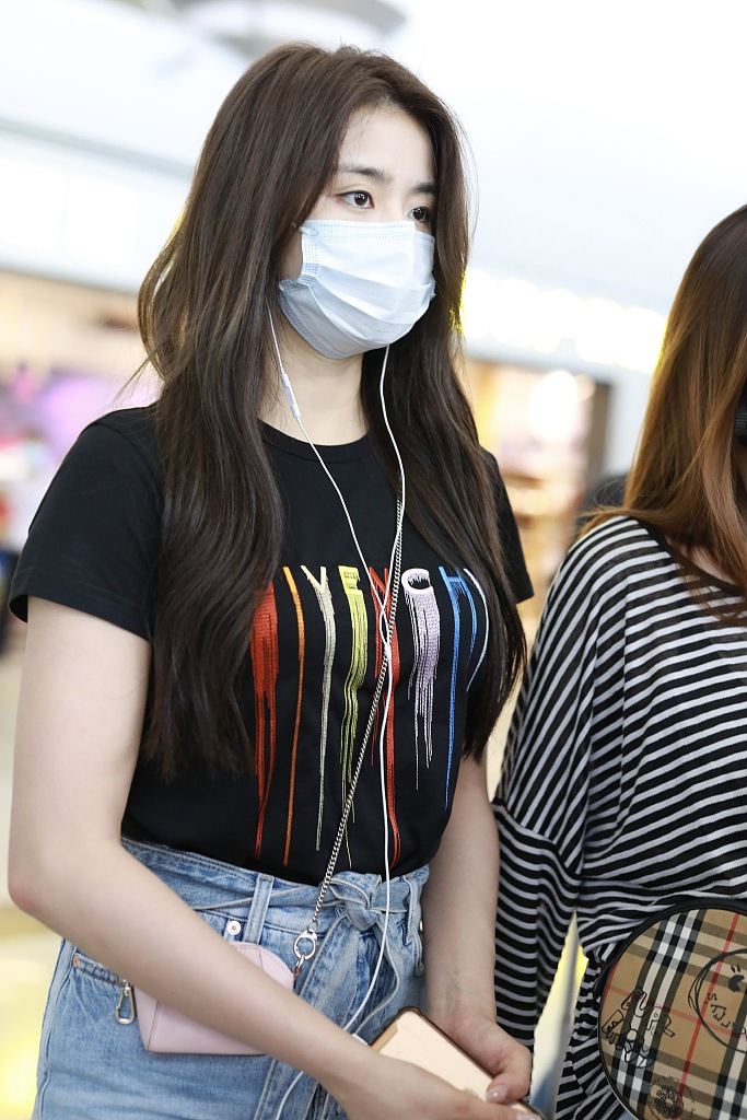 金子涵长发披肩气质温柔 背mini粉包可爱别致