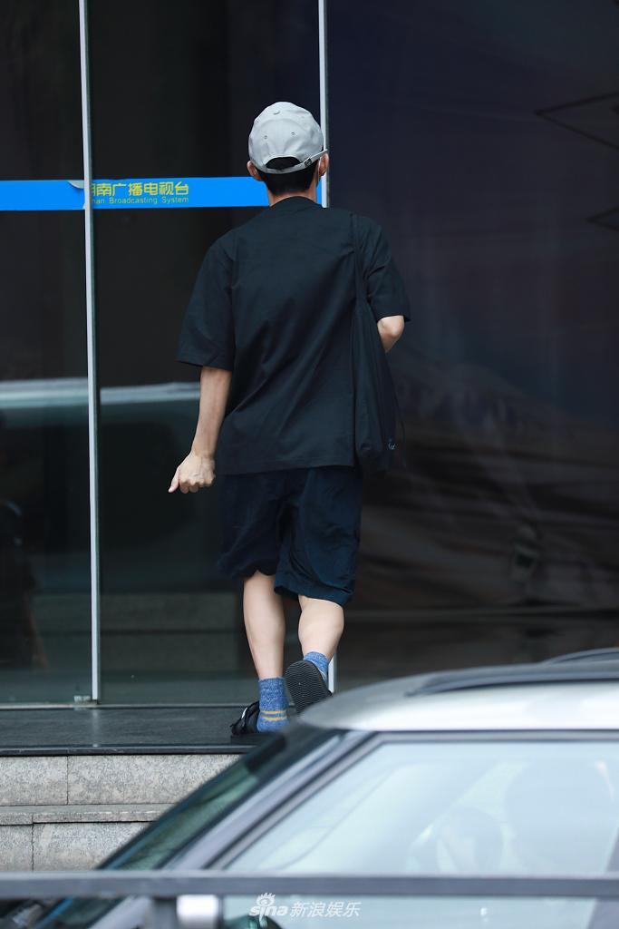 何炅穿棉袜脚踩拖鞋现身录制 装扮简约随性一路小跑