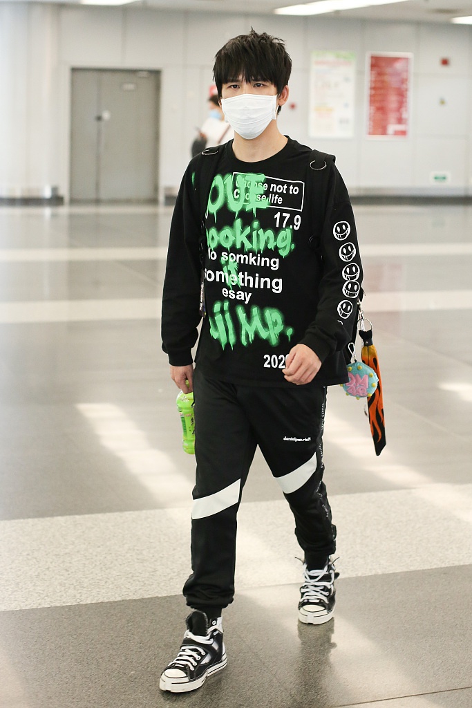 大张伟喷漆卫衣造型潮范足 穿帆布鞋不系鞋带玩转时尚