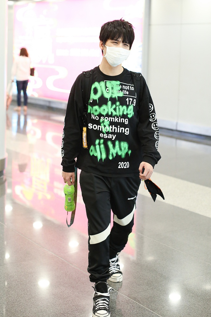 大张伟喷漆卫衣造型潮范足 穿帆布鞋不系鞋带玩转时尚