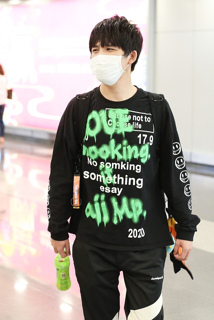 大张伟喷漆卫衣造型潮范足 穿帆布鞋不系鞋带玩转时尚