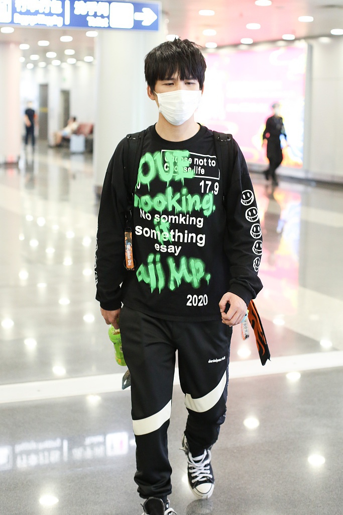 大张伟喷漆卫衣造型潮范足 穿帆布鞋不系鞋带玩转时尚