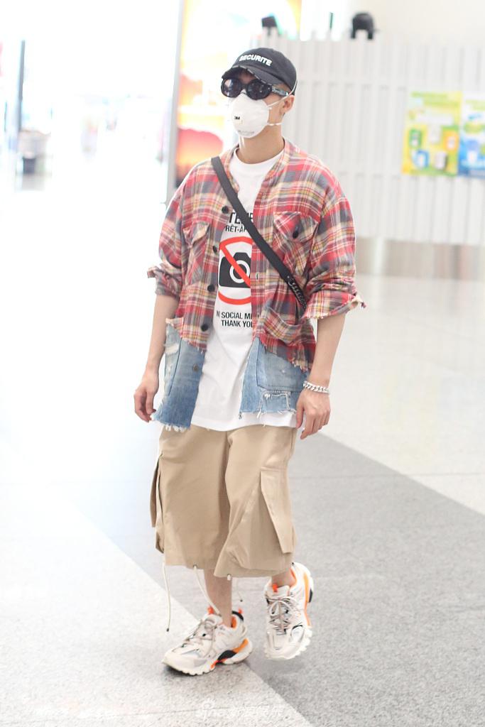 檀健次穿格子牛仔拼接外套潮范足 灯笼裤抢镜造型帅气有范