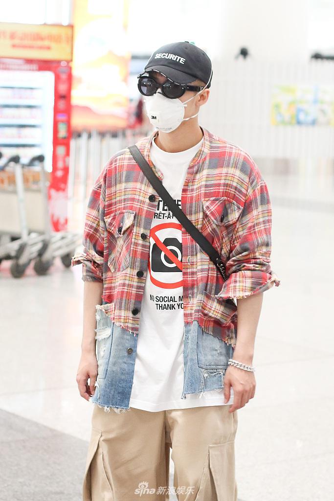 檀健次穿格子牛仔拼接外套潮范足 灯笼裤抢镜造型帅气有范