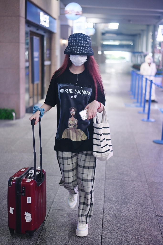 宋昕冉穿卡通公主T恤童趣足 搭配宽松格纹裤休闲随性