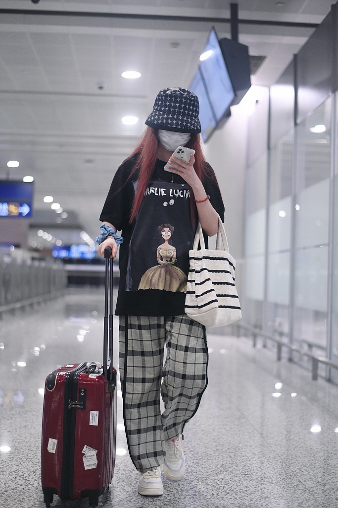 宋昕冉穿卡通公主T恤童趣足 搭配宽松格纹裤休闲随性