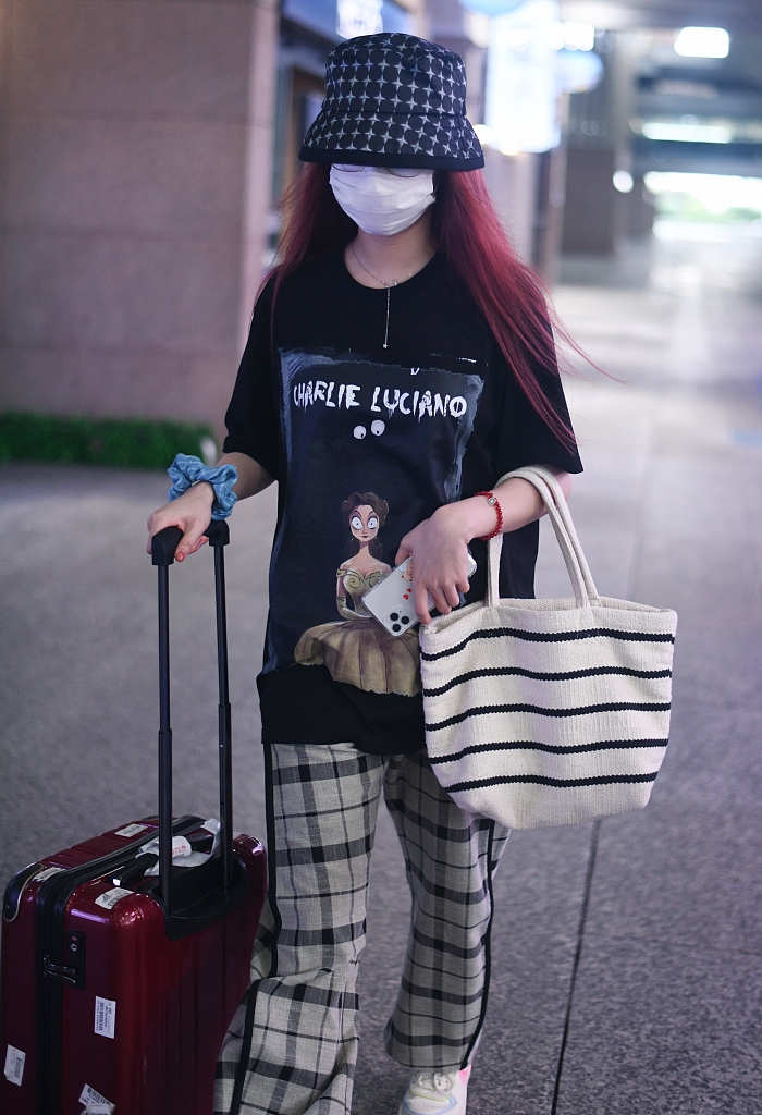 宋昕冉穿卡通公主T恤童趣足 搭配宽松格纹裤休闲随性