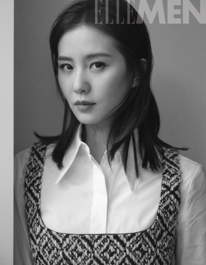 刘诗诗最新时尚大片曝光 眼神坚定文艺范十足