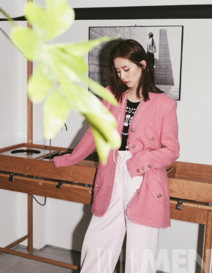 刘诗诗最新时尚大片曝光 眼神坚定文艺范十足