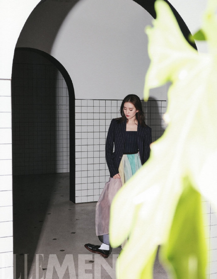 刘诗诗最新时尚大片曝光 眼神坚定文艺范十足