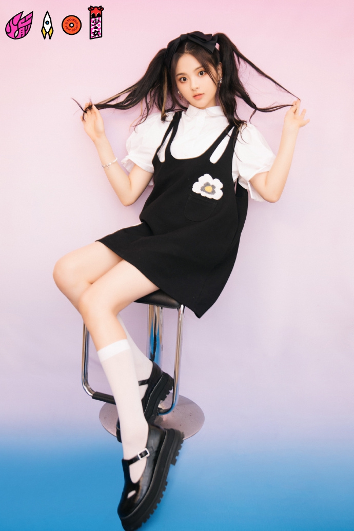 杨超越穿花朵背带裙元气俏皮 戴蝴蝶结发饰少女感十足