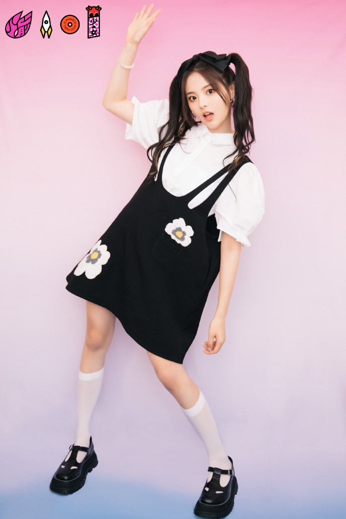 杨超越穿花朵背带裙元气俏皮 戴蝴蝶结发饰少女感十足